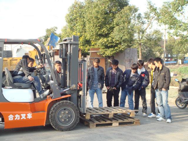 叉車學員認真學習